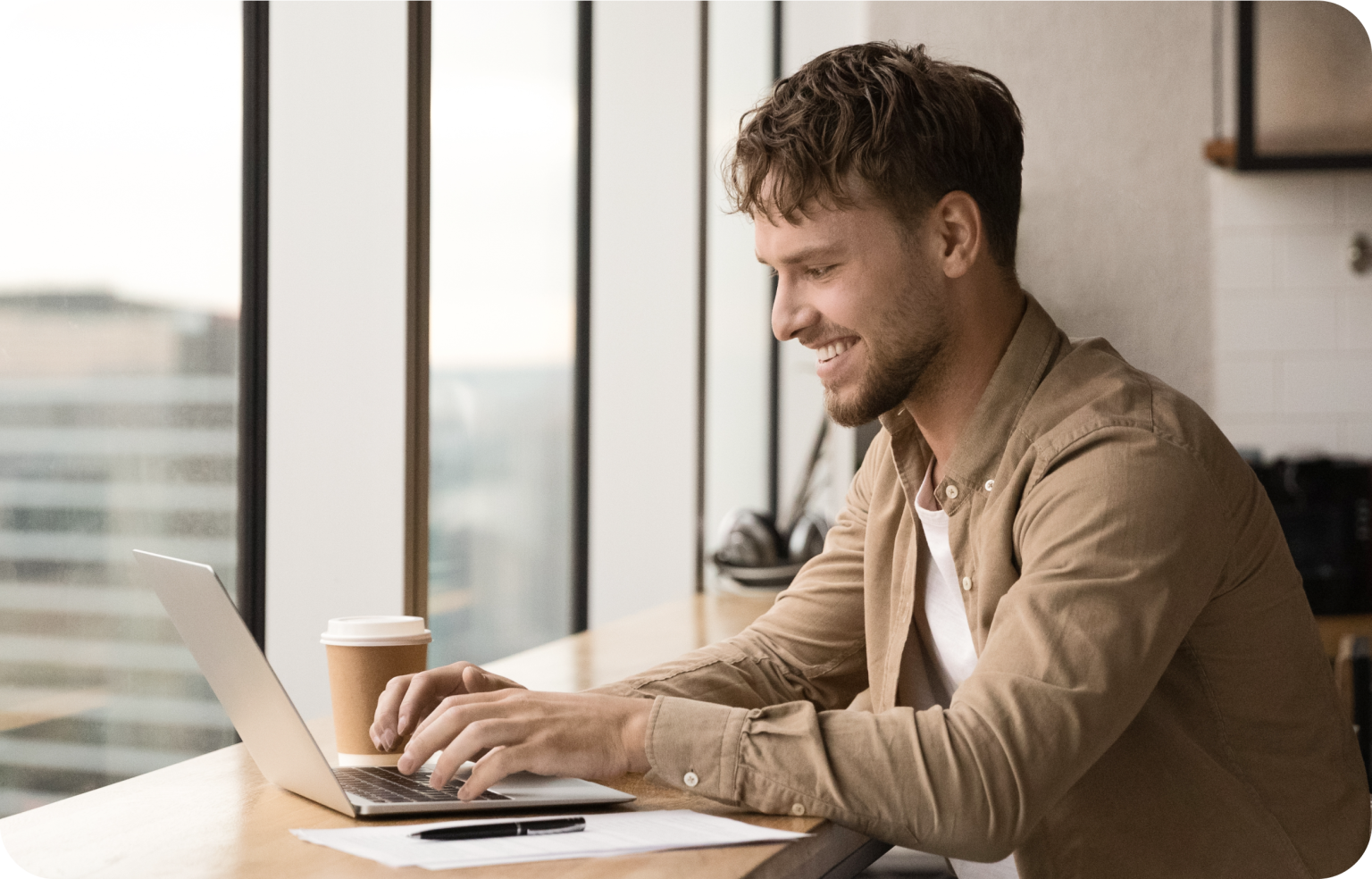 Przedsiębiorca pracujący przy laptopie