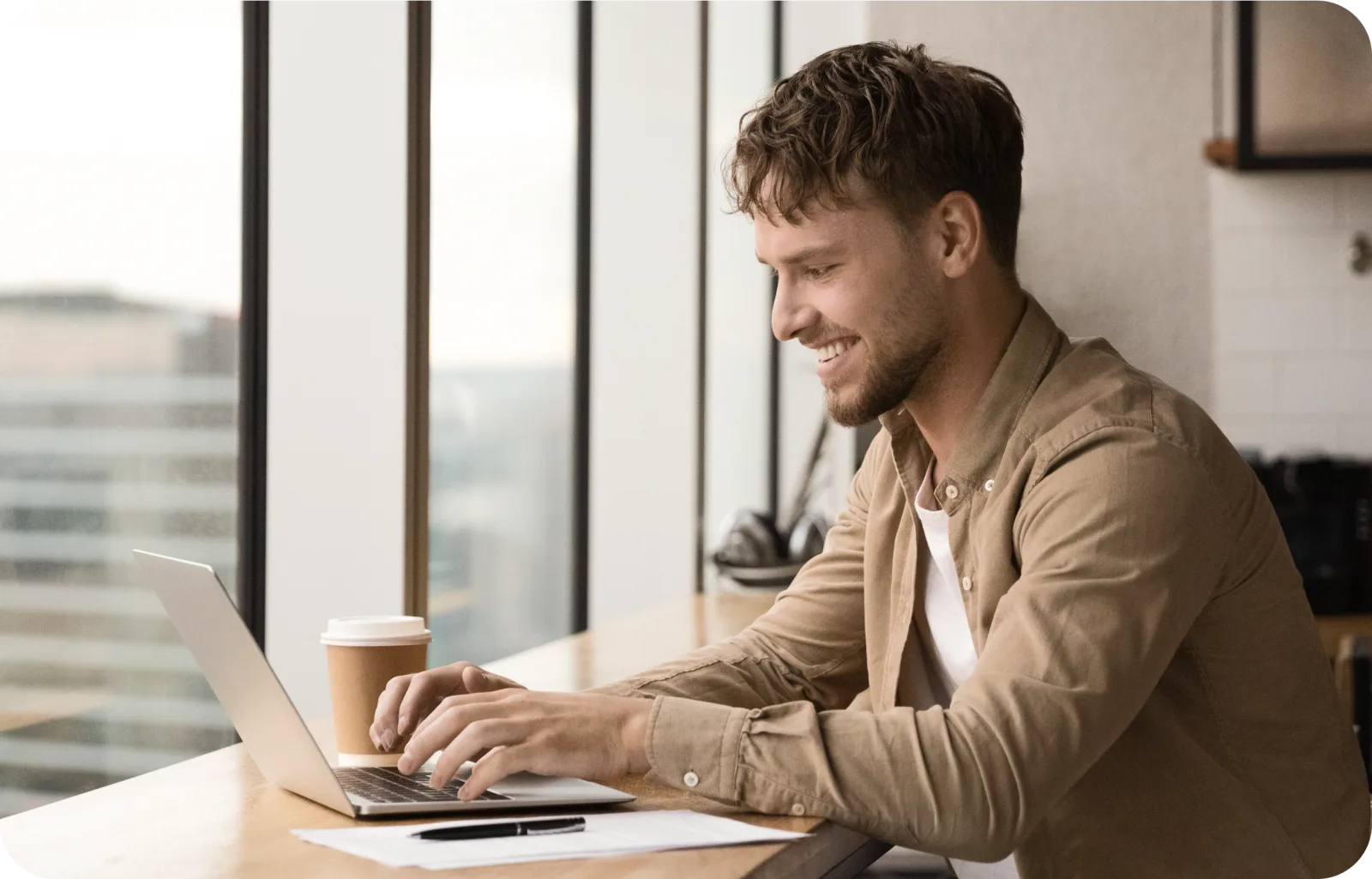 Partner Plenti wypełnia formularz kontaktowy na laptopie
