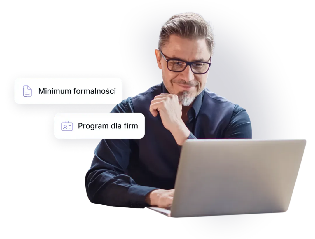 Partner PlentiPartners przy laptopie, obok plakietki „Minimum formalności” i „Program dla firm”